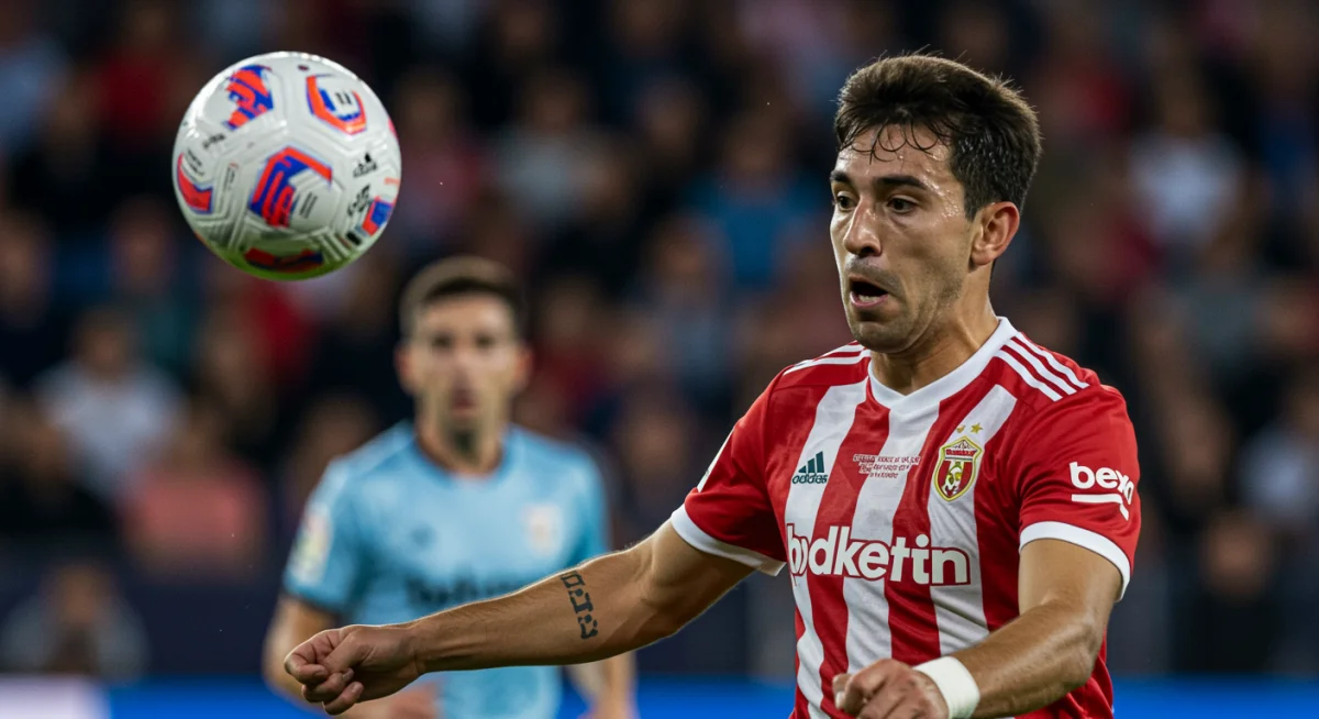 Gros plan sur un attaquant vedette de La Liga 2026 en pleine action, tirant au but avec une concentration intense.