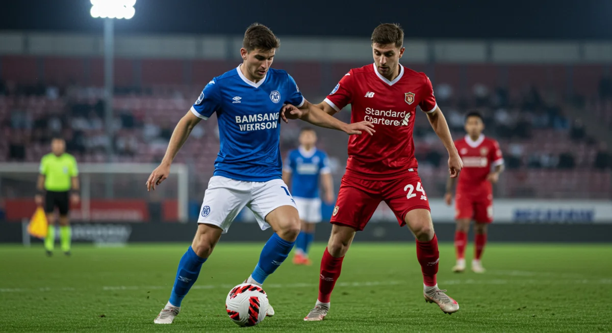 Deux joueurs rivaux disputant le ballon avec intensité lors d'un match crucial de Série A.